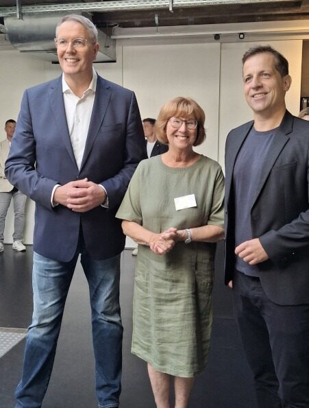 Foto von drei Personen, de nebeneinander stehen
